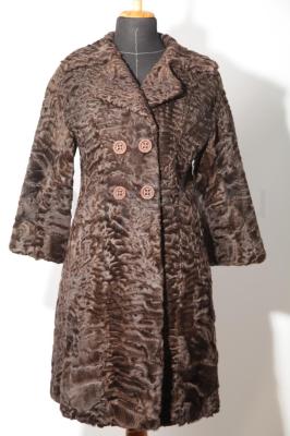 Стильное пальто из каракульчи с английским воротником и шапкой в комлекте.