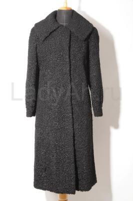 Лаконичное каракулевое пальто черного цвета. 