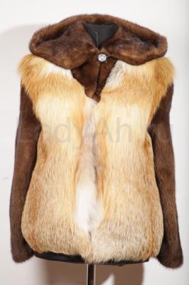 Модный полушубок с капюшоном из лисы и норки.