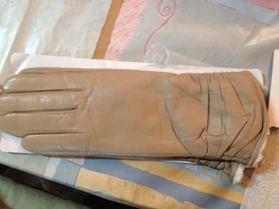 Перчатки из натуральной кожи, цвет бежевый.