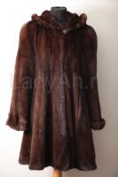 Норковая шуба в хорошем состоянии, с глубоким капюшоном, цвет махагон