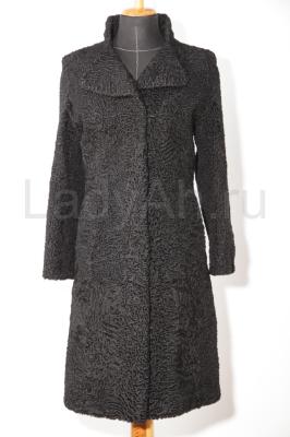 Стильное пальто из каракуля черного цвета.