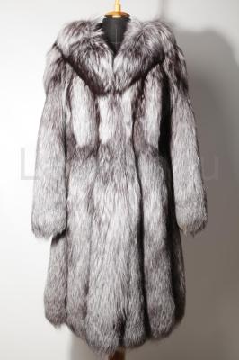 Шикарная шуба с капюшоном из черно-бурой лисы.