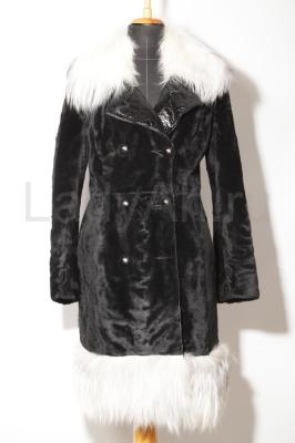 Стильное мутоновое пальто с воротником из кристальной лисы.