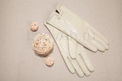 Перчатки из натуральной кожи светло-бежевого цвета.