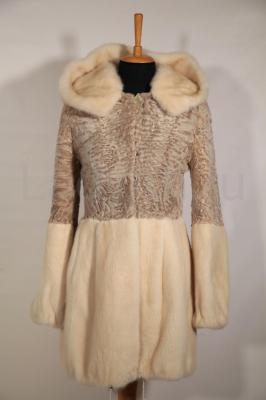 Норковая шуба с капюшоном, комбинированная каракульчой. Цвет жемчуг.