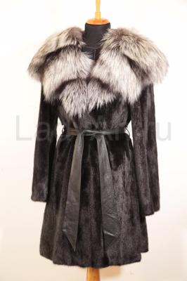 Норковая шуба с капюшоном и отделкой из черно-бурой лисы.