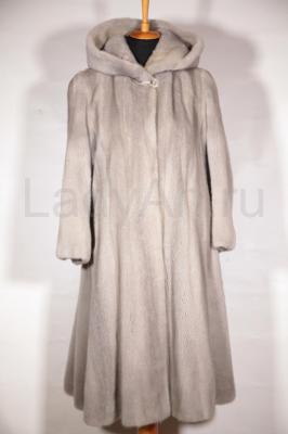 Притягательная шуба из голубой норки с капюшоном, цвет Сапфир.