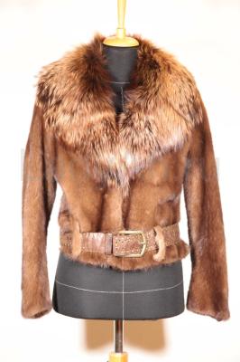 Укороченный норковый полушубок с воротником из енота. 
