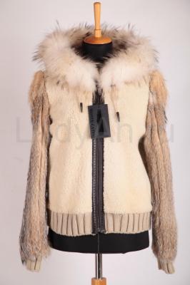 Новая модная меховая куртка из овчины с капюшоном, с лисьими рукавами.