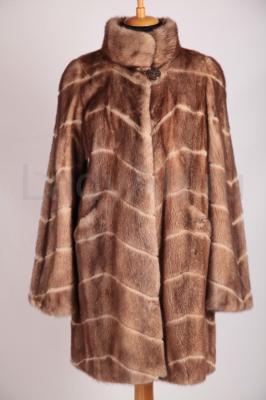 Норковая шуба диагонального кроя, цвет белое золото.