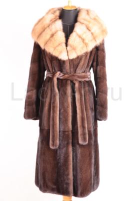 Роскошная норковая шуба с капюшоном из куницы и норковым поясом.