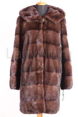 Норковая шуба с капюшоном, поперечка, цвет орех.