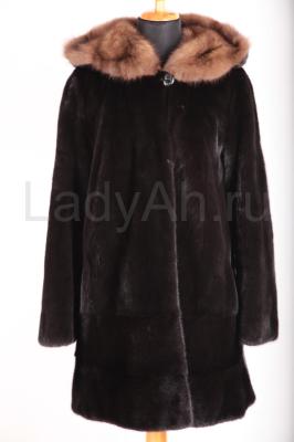 Норковая шуба в шикарном мехе, с капюшоном из соболя.
