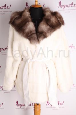 Роскошный норковый полушубок с капюшоном из куницы.