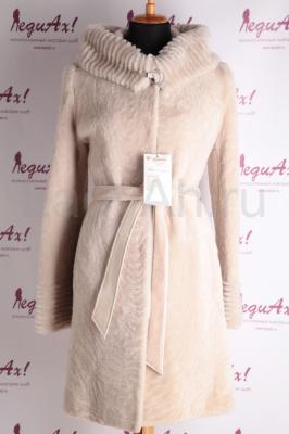 Новая нарядная шубка из мутона, цвет ванильный.