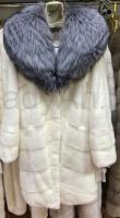 Новая норковая шуба из белоснежной норки с капюшоном из чернобурки