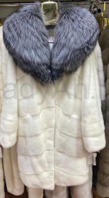 Новая норковая шуба из белоснежной норки с капюшоном из чернобурки