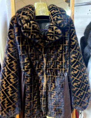 Новый норковый полушубок, автоледи, фасон летучая мышь, английский воротник, принт Фенди  (Fendi).
