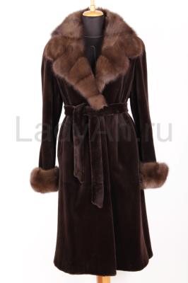 Новое пальто из стриженной норки с воротником и отделкой на рукавах из соболя.