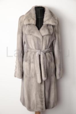 Цельная норковая шуба (норковое пальто), классического кроя с английским воротником, застегивается в двух положениях