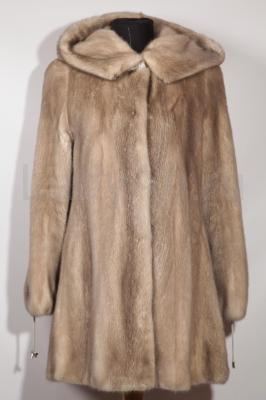 Норковая шубка с капюшоном, фасон трапеция.